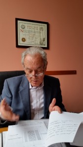 Il dott Carlo Tommasi con i primi documenti del'azienda di famiglia