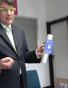 Massimiliano Vezzani mostra uno dei prodotti speciali