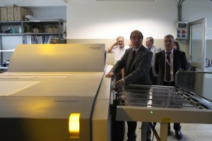 Delio Remondini davanti al platesetter in attesa dell'uscita della Sonora