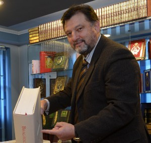 Mauro Loce nel suo studio-museo