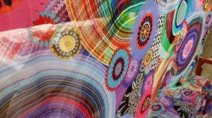 Molti tessuti si realizzano in collaborazione con giovani stilisti