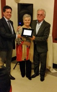 Marcello Caroni porge la targa al main sponsor Edigit. Enrico Parisini e signora, colonna portante dell'azienda