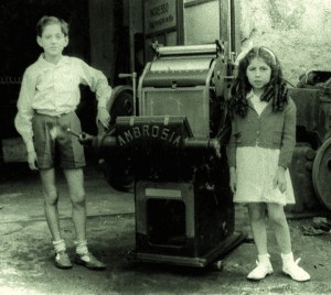 Il piccolo Ambrogio con la sorella Renata davanti alla prima genovesissima Ambrosia (Armus)