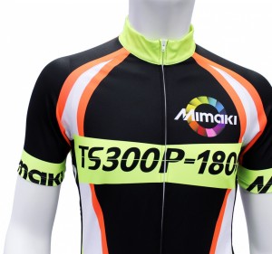 Inchiostri fuorescenti e nero chiaro per dare risalto alla stampa su tessuto