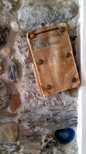 Un libro imbullonato al muro del soggiorno