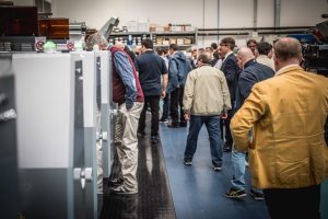 Pubblico interessato alla nuova macchina per etichette presso Etiadesiv