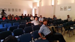 Prestampa, stampa e dopo stampa illustrate davanti a una sala vuota