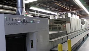 Una Komori Lithrone 8 colori con voltura, una delle macchine offset che va per la maggiore