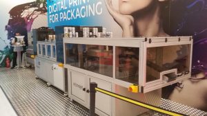 Decorazione di lattine di birra con inchiostri base acqua