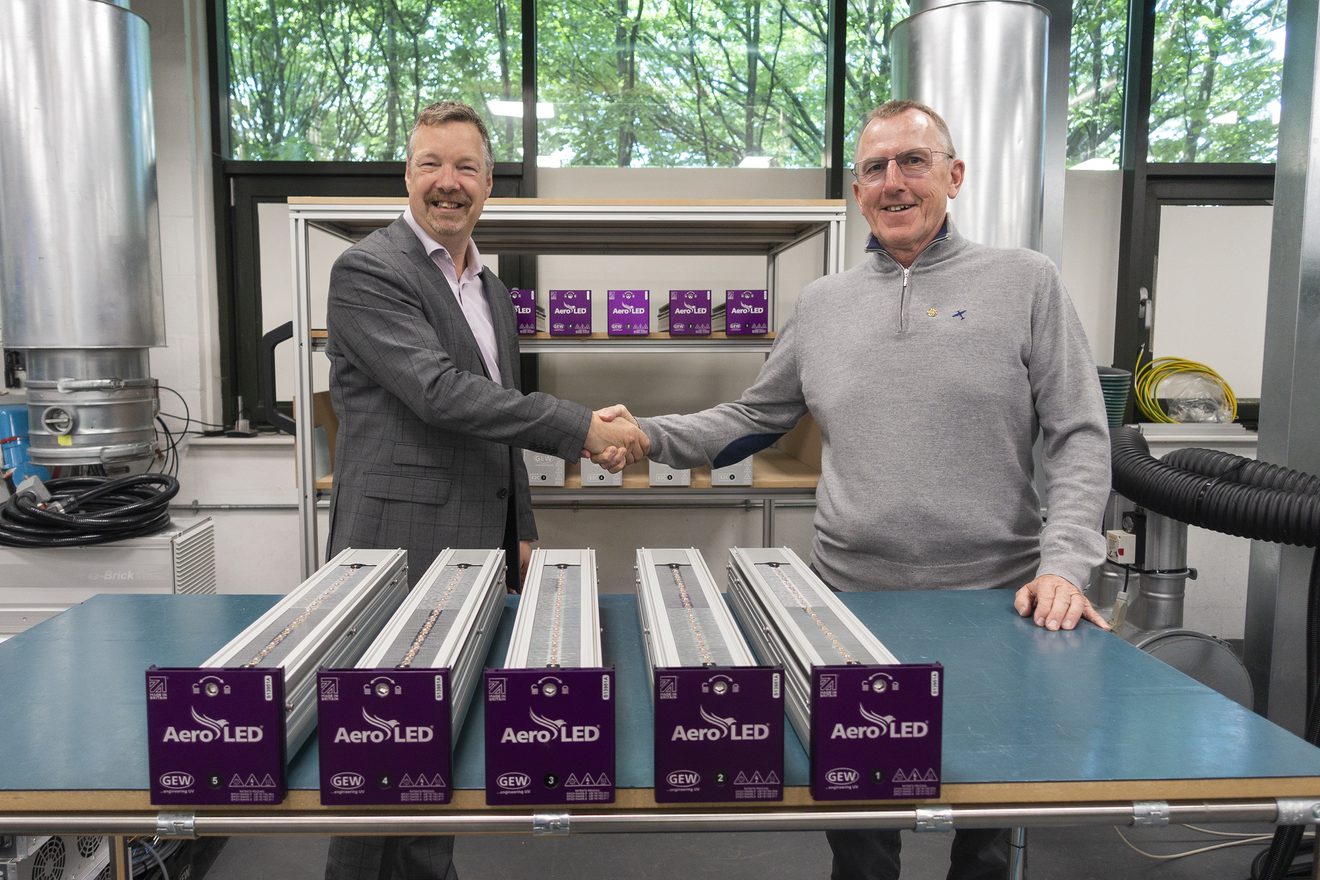 Andy Thomas-Emans, direttore strategico di Tarsus, si congratula con Malcolm Rae per il suo Global Achievement Award Andy Thomas-Emans, direttore strategico di Tarsus, si congratula con Malcolm Rae per il suo Global Achievement Award