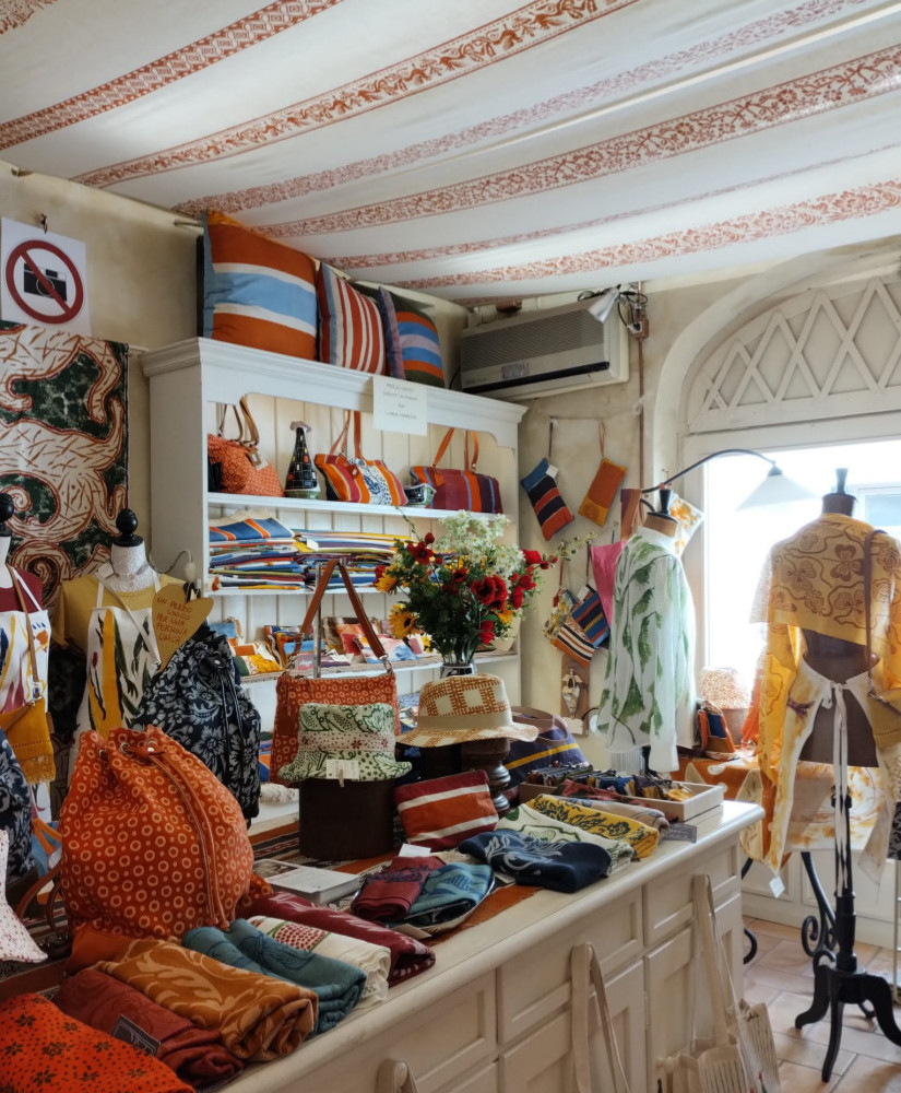 negozio soffitto con tele stampate a ruggine