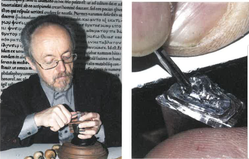 Gianfranco Schialvino esegue una verifica sperimentale di incisione sul piombo dimostrando che il metallo si deforma, a differenza del legno nelle xilografie, producendo caratteri irregolari