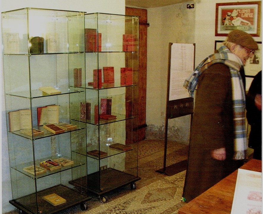 La vetrina con i libri editi da Maucci, presso il Museo della Stampa di Fivizzano